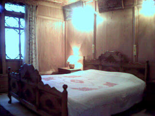 houseboat spacious bedroom